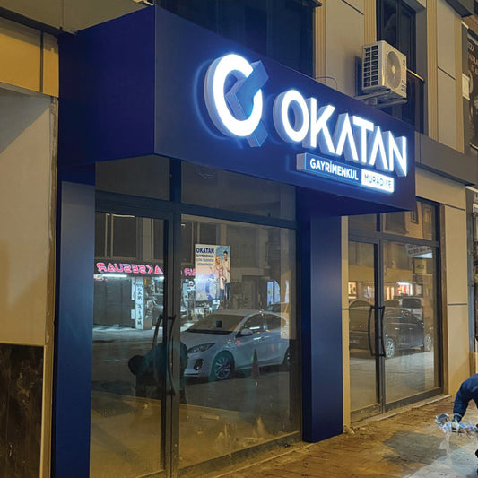 Beleuchtete, geprägte Buchstaben