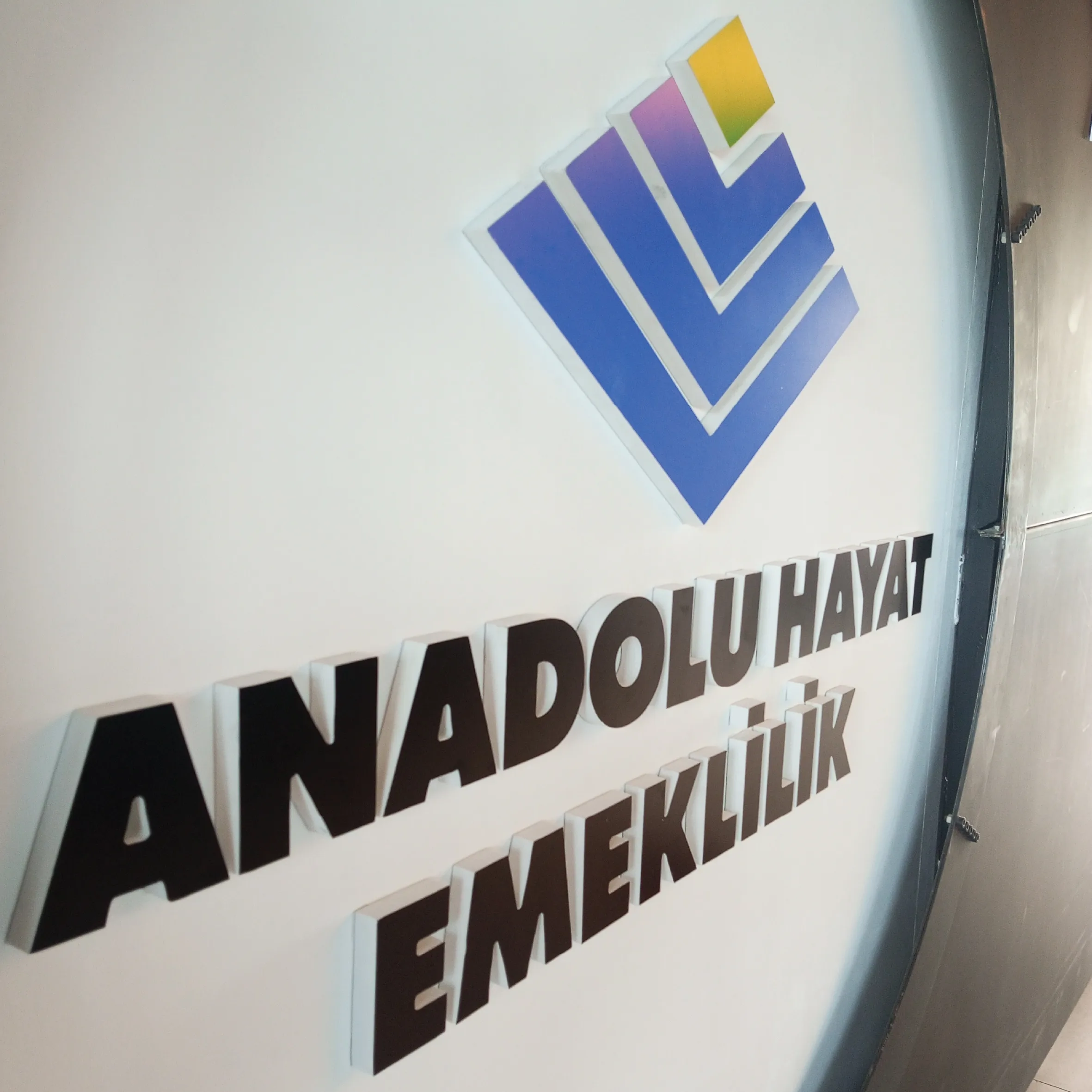 Anadolu Hayat — CNC-Buchstabenschneiden