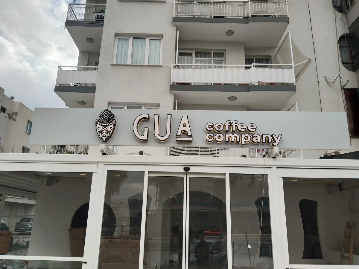 GUA — Fassadenwerbung